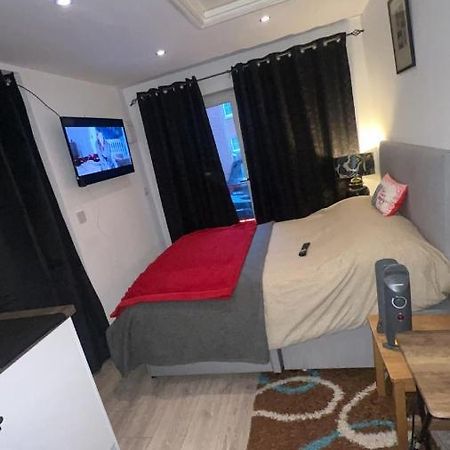Cozy Small Studio Питерборо Екстериор снимка