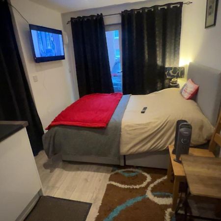 Cozy Small Studio Питерборо Екстериор снимка