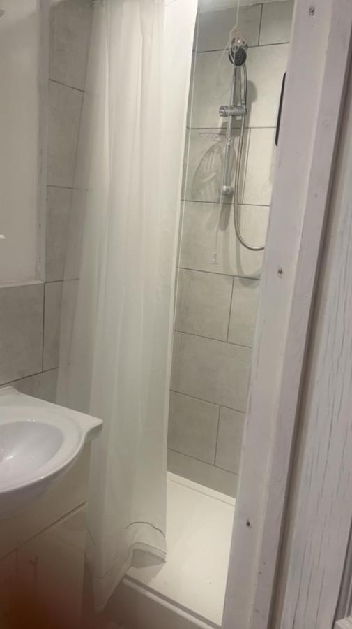 Cozy Small Studio Питерборо Екстериор снимка