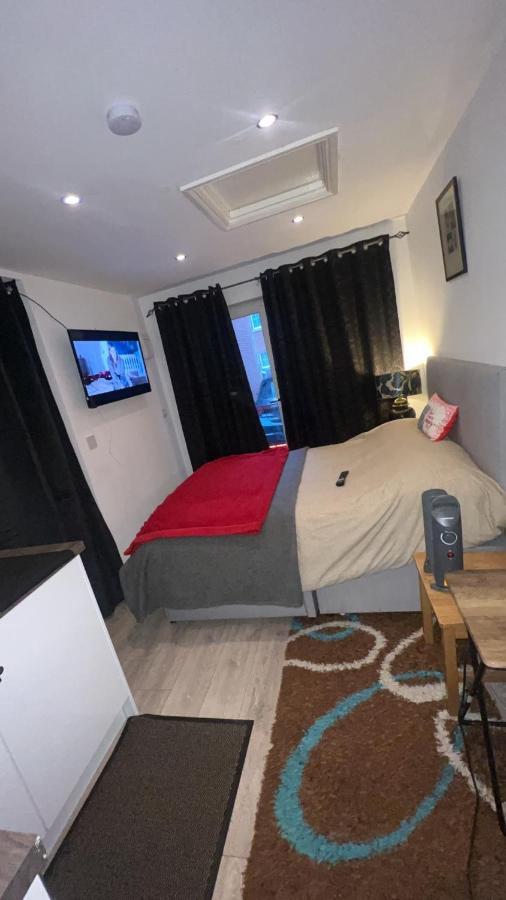Cozy Small Studio Питерборо Екстериор снимка