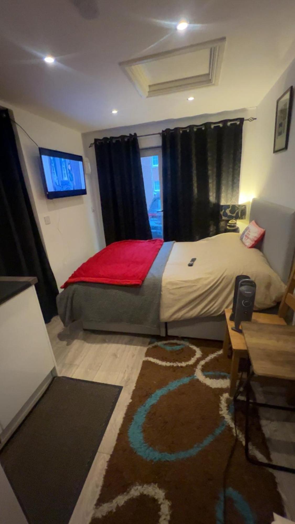 Cozy Small Studio Питерборо Екстериор снимка